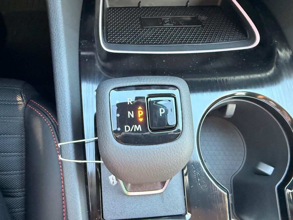 Nissan Rogue Vehicle Full-screen Gallery Image 12