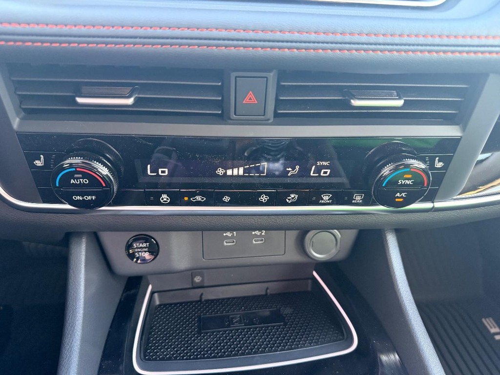 Nissan Rogue Vehicle Full-screen Gallery Image 14