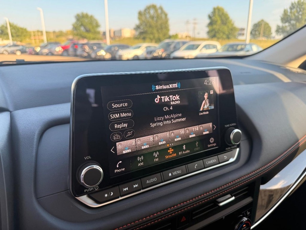 Nissan Rogue Vehicle Full-screen Gallery Image 15