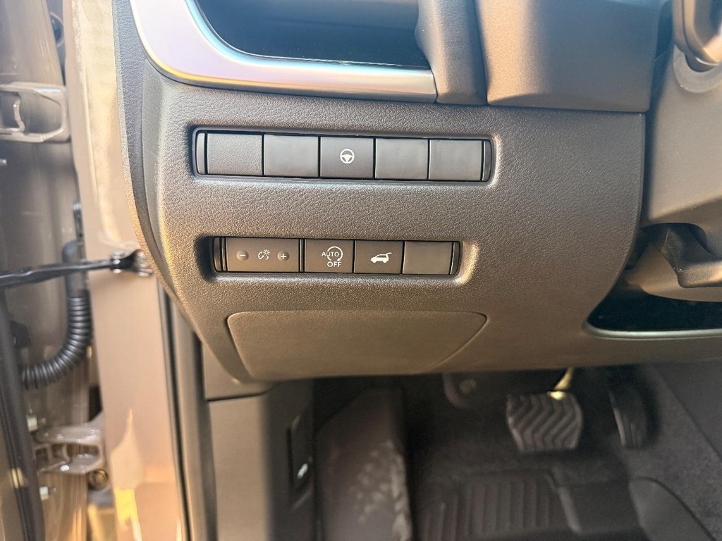 Nissan Rogue Vehicle Full-screen Gallery Image 18