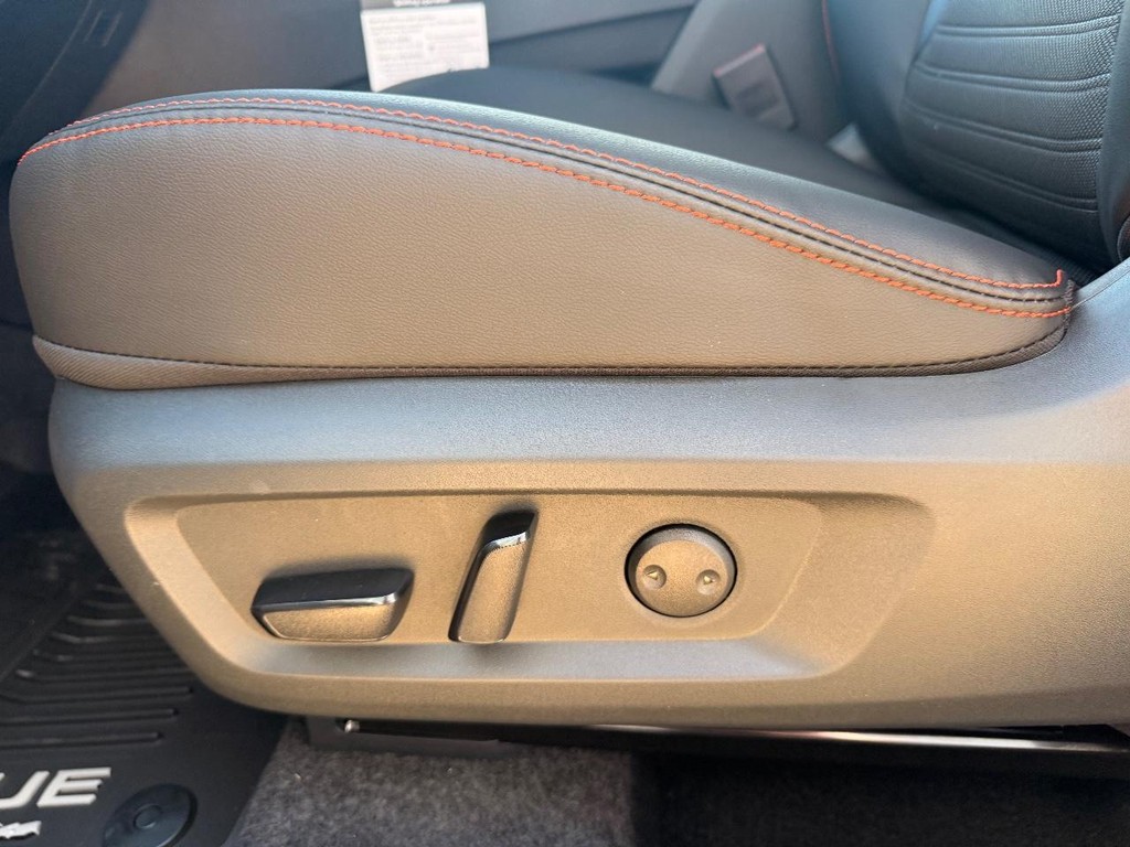 Nissan Rogue Vehicle Full-screen Gallery Image 19