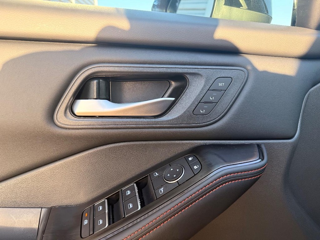 Nissan Rogue Vehicle Full-screen Gallery Image 20