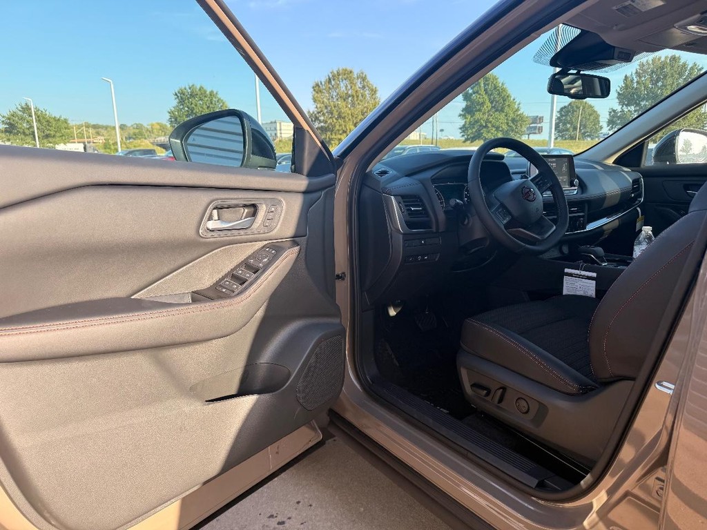 Nissan Rogue Vehicle Full-screen Gallery Image 21