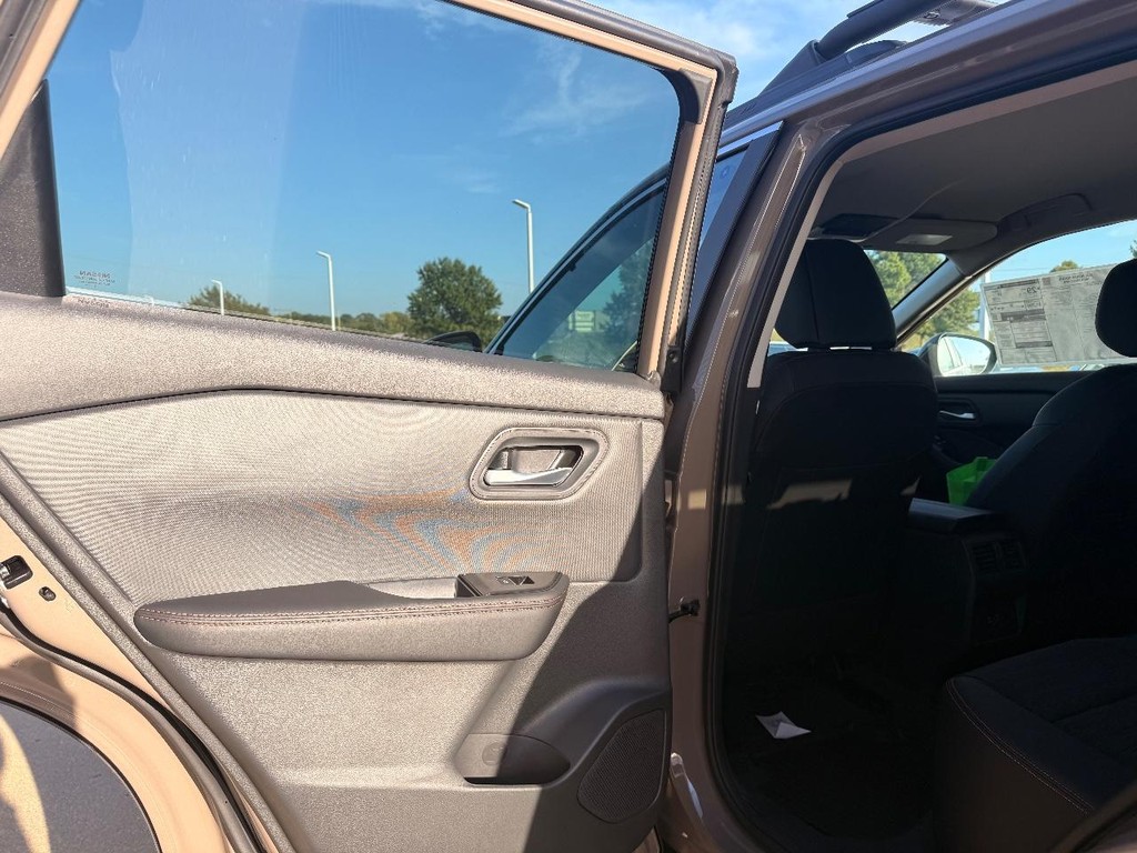 Nissan Rogue Vehicle Full-screen Gallery Image 22