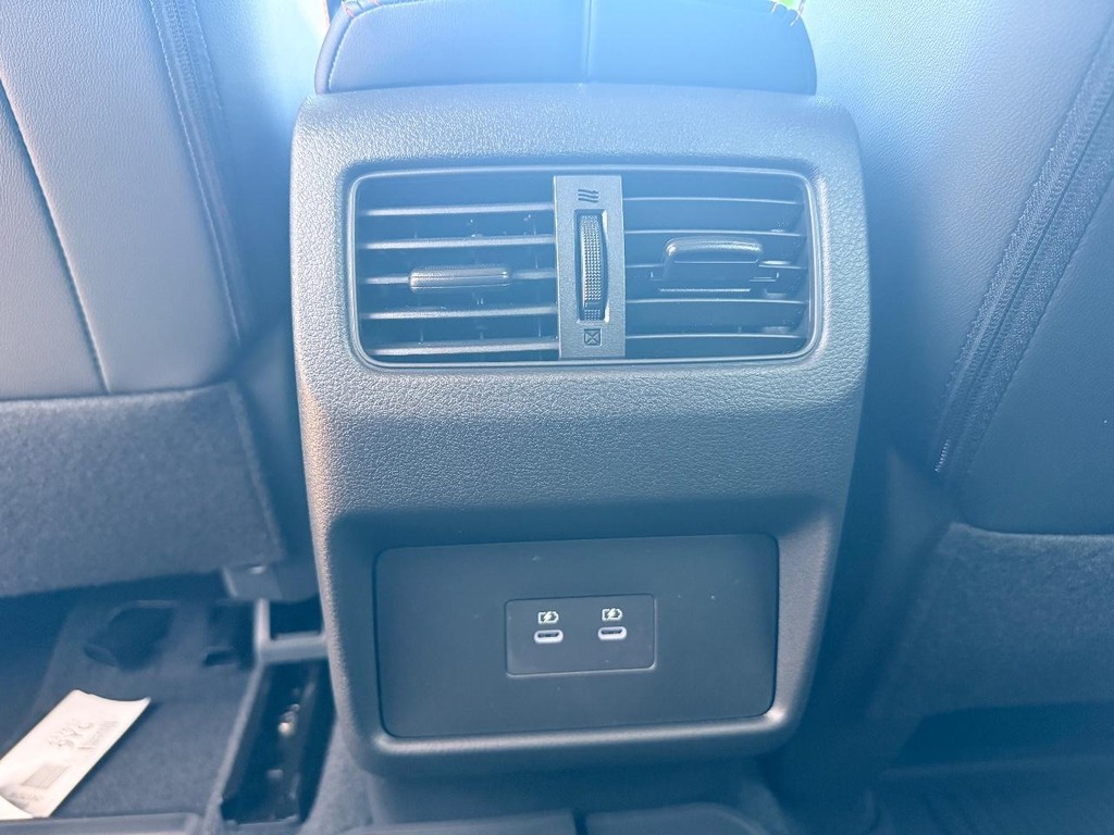 Nissan Rogue Vehicle Full-screen Gallery Image 23