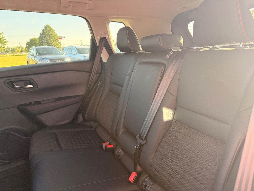 Nissan Rogue Vehicle Full-screen Gallery Image 25