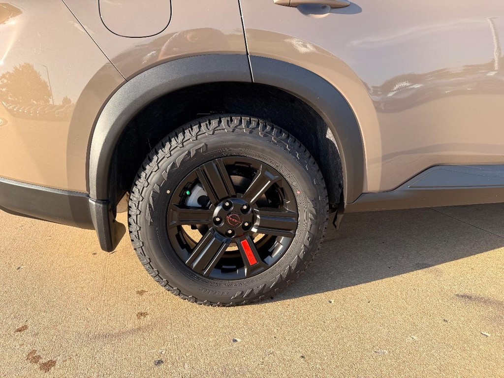 Nissan Rogue Vehicle Full-screen Gallery Image 29