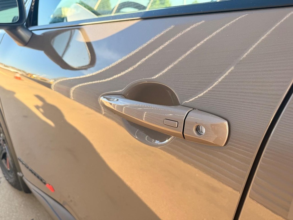 Nissan Rogue Vehicle Full-screen Gallery Image 30