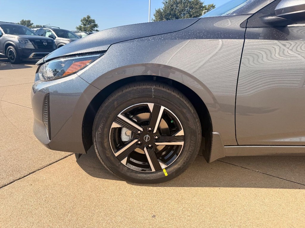 Nissan Sentra Vehicle Full-screen Gallery Image 04