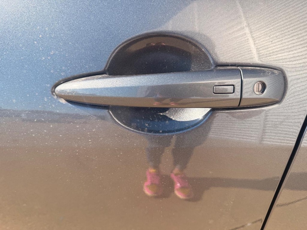 Nissan Sentra Vehicle Full-screen Gallery Image 05