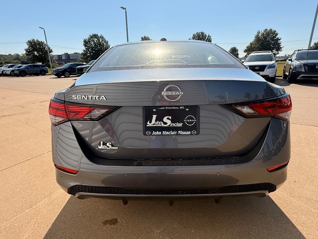 Nissan Sentra Vehicle Full-screen Gallery Image 06