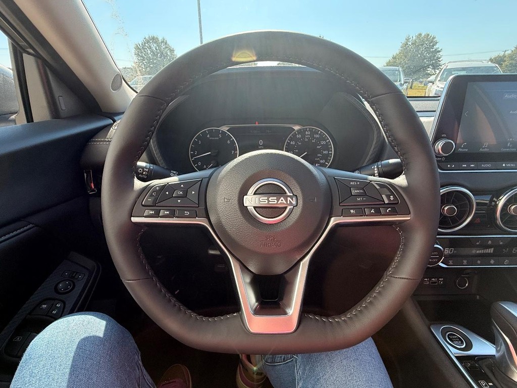 Nissan Sentra Vehicle Full-screen Gallery Image 08