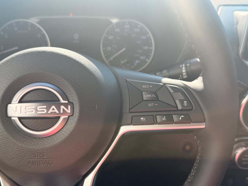 Nissan Sentra Vehicle Full-screen Gallery Image 09