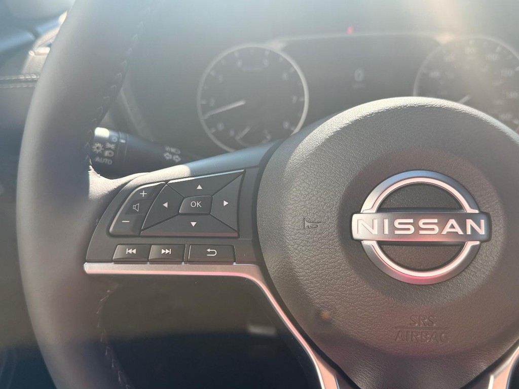 Nissan Sentra Vehicle Full-screen Gallery Image 10