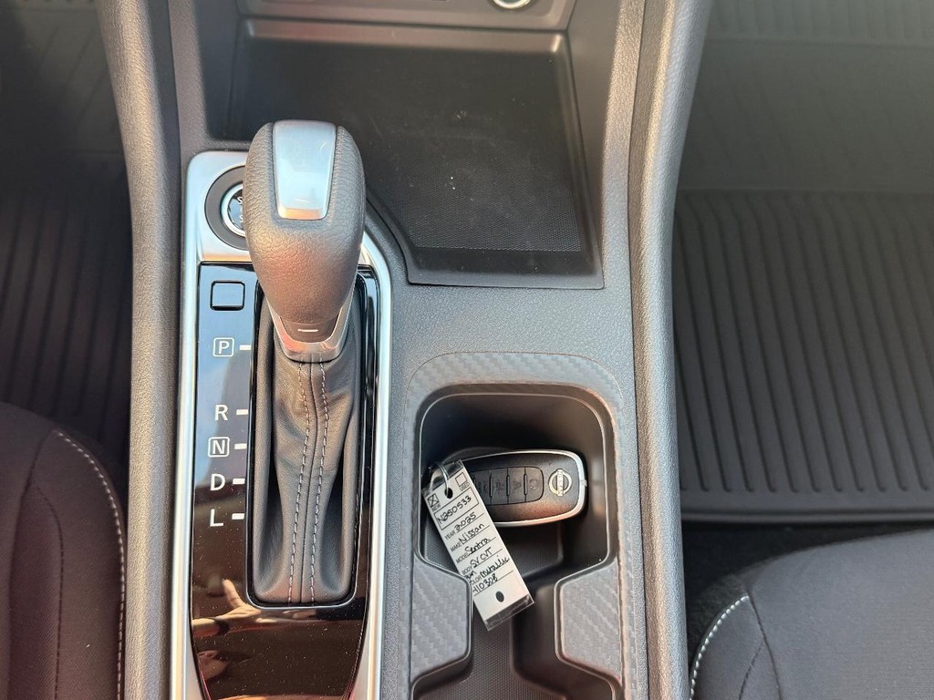 Nissan Sentra Vehicle Full-screen Gallery Image 12