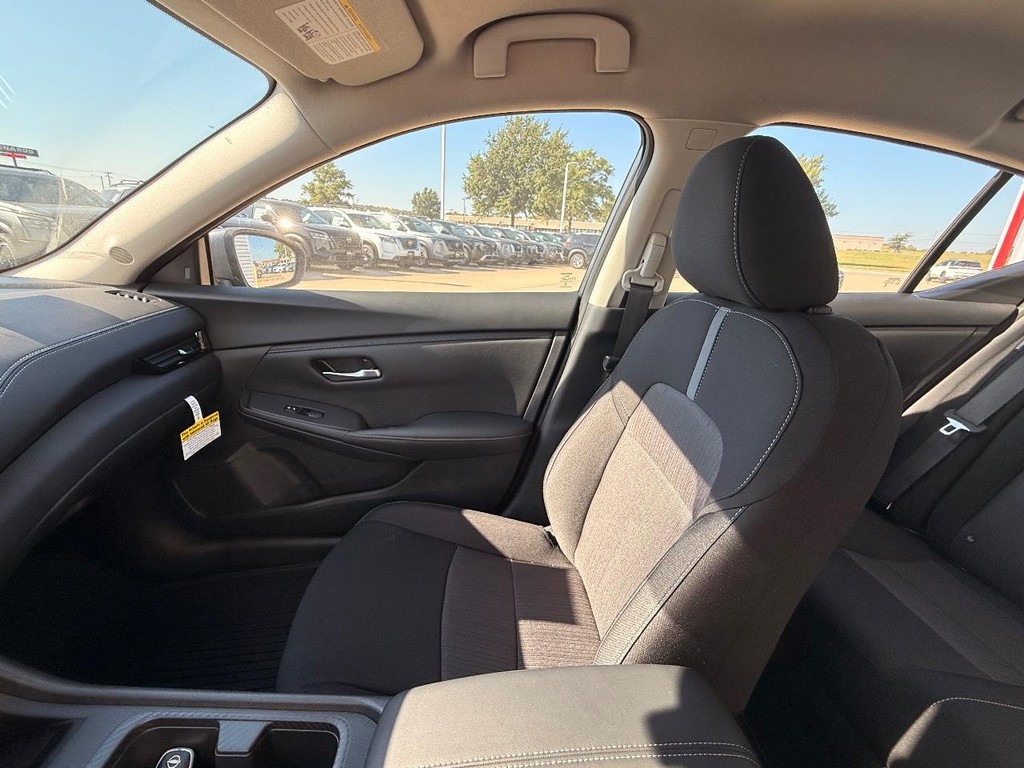 Nissan Sentra Vehicle Full-screen Gallery Image 15