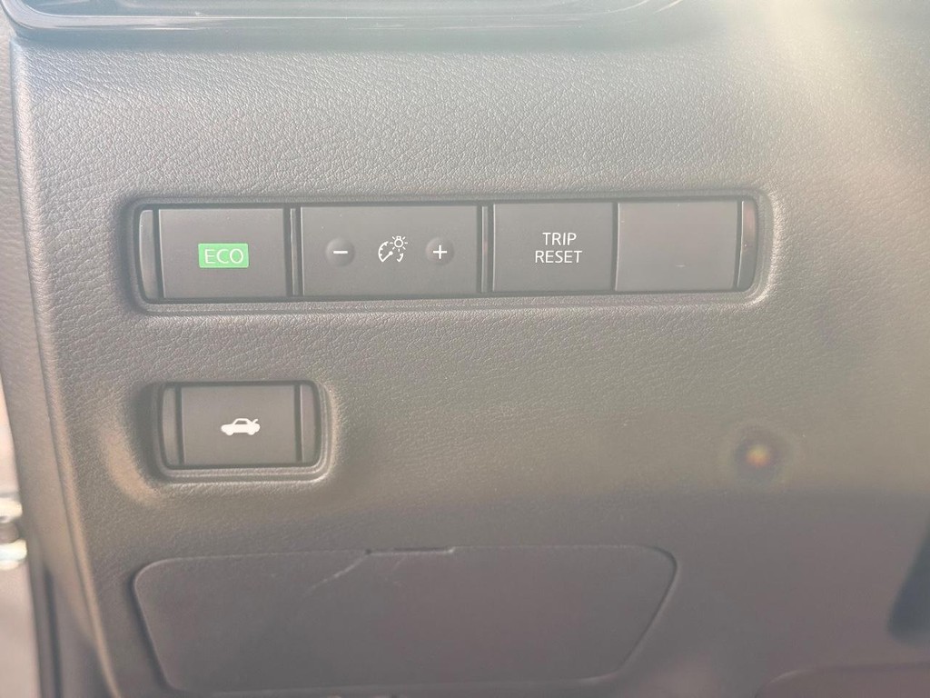 Nissan Sentra Vehicle Full-screen Gallery Image 18