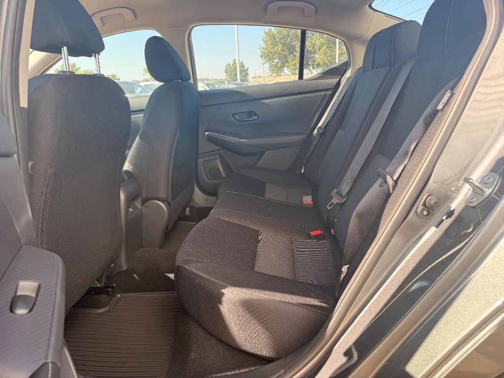 Nissan Sentra Vehicle Full-screen Gallery Image 19