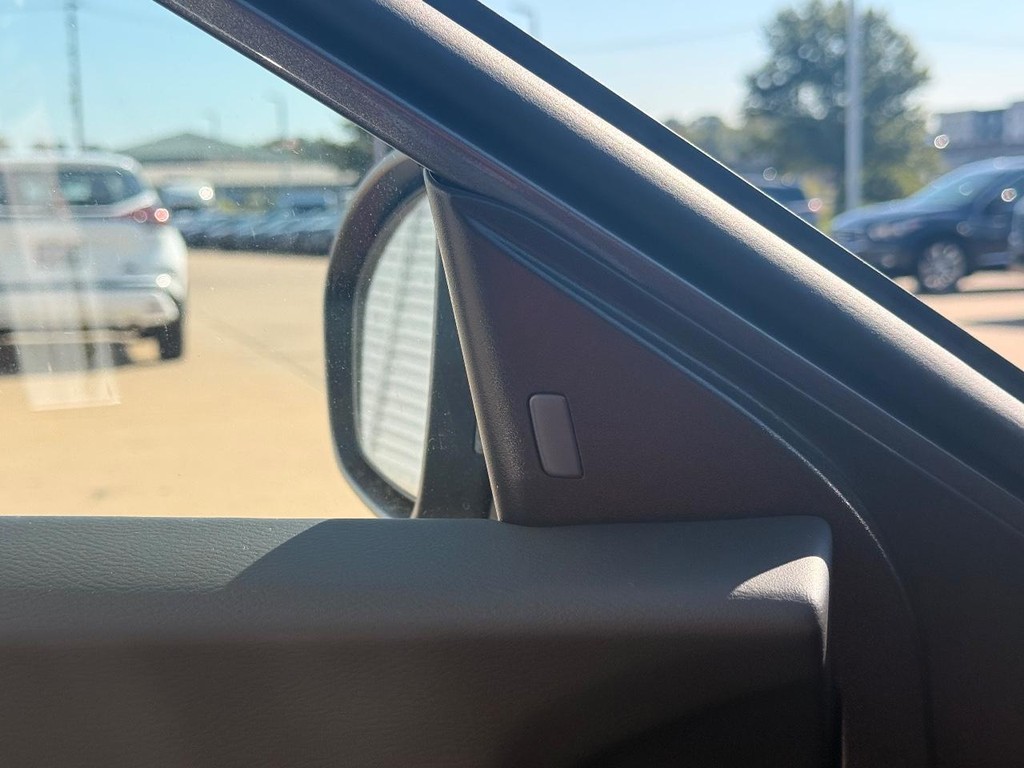 Nissan Sentra Vehicle Full-screen Gallery Image 20