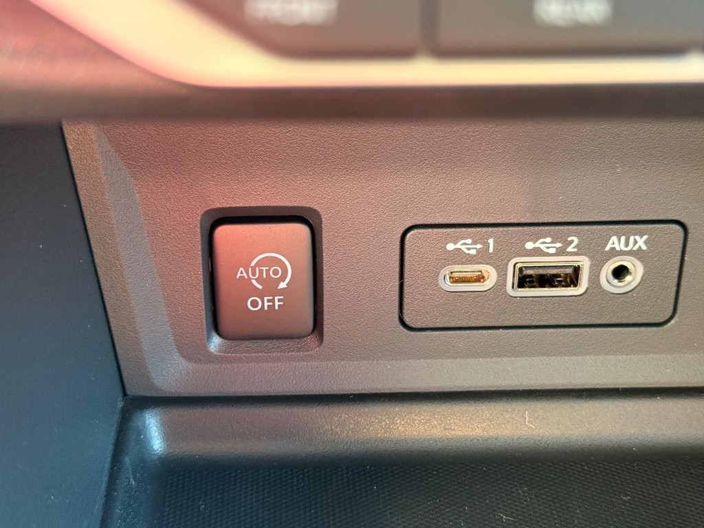 Nissan Sentra Vehicle Full-screen Gallery Image 21