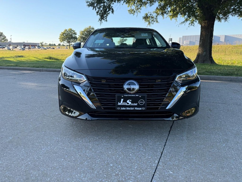 Nissan Sentra Vehicle Full-screen Gallery Image 02