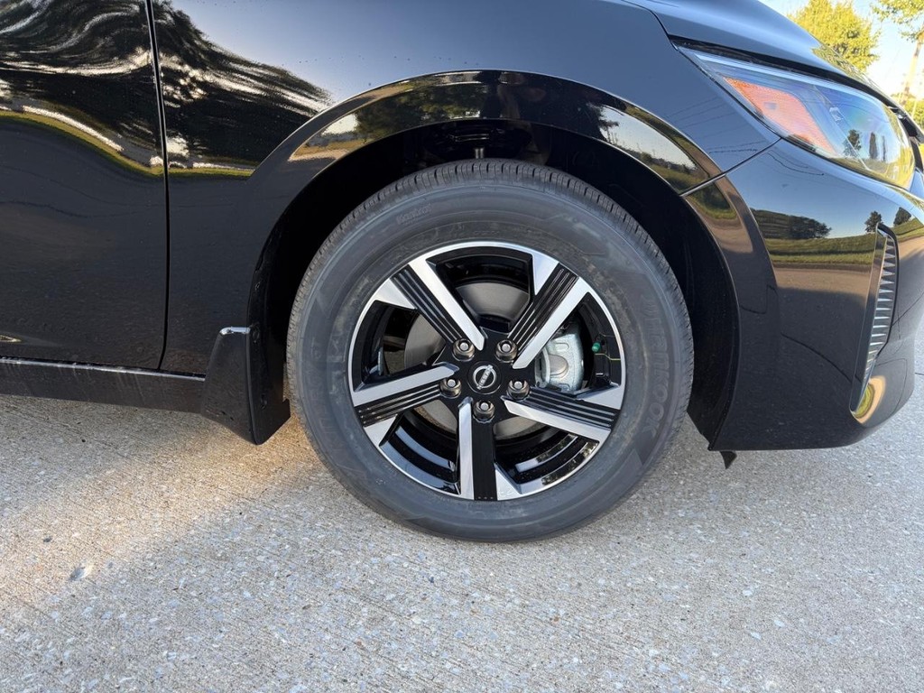 Nissan Sentra Vehicle Full-screen Gallery Image 03