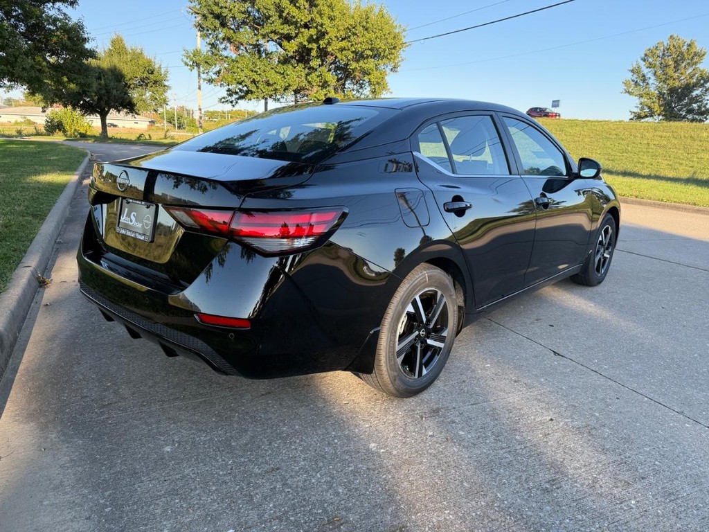 Nissan Sentra Vehicle Full-screen Gallery Image 04