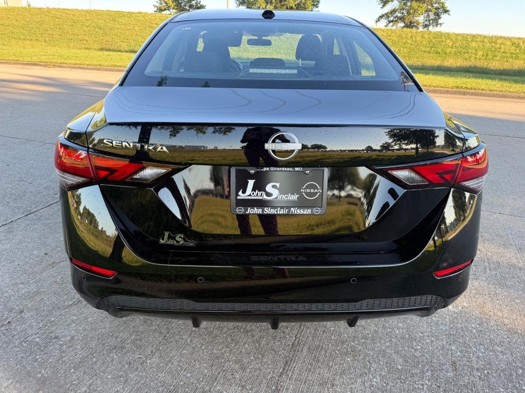 Nissan Sentra Vehicle Full-screen Gallery Image 05