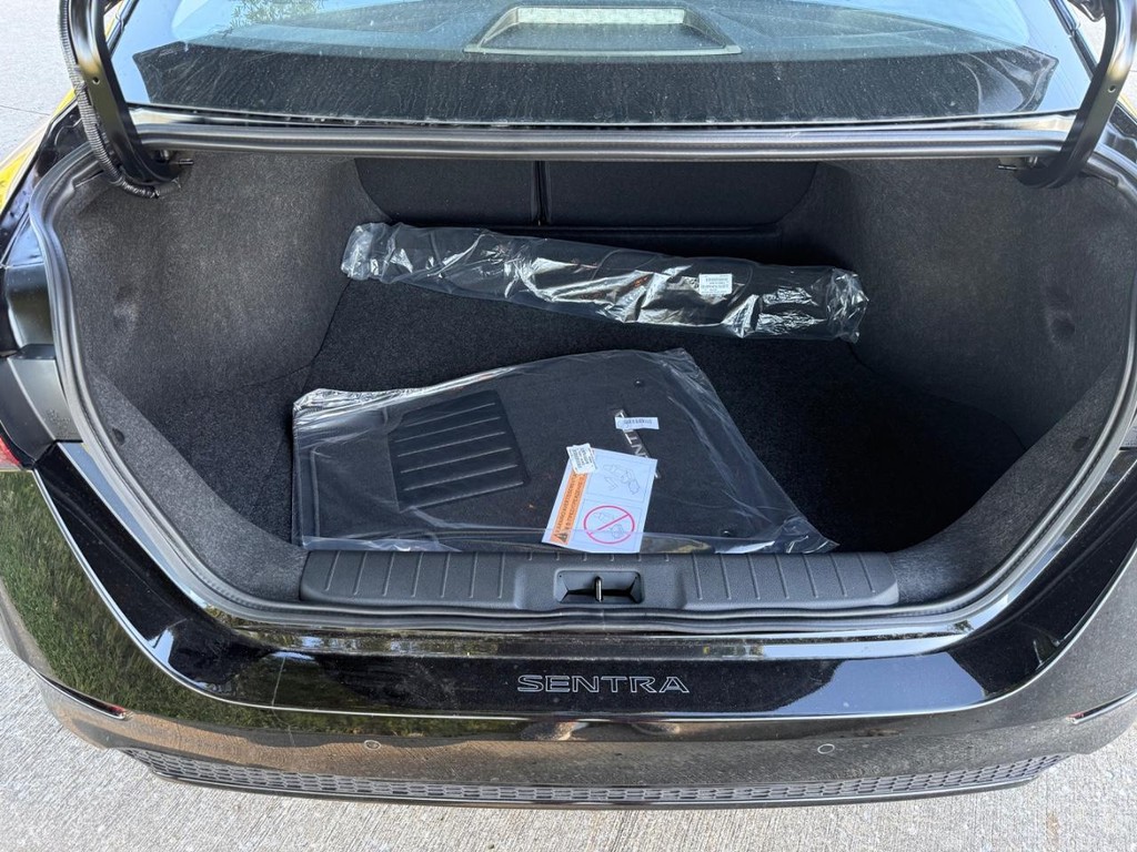 Nissan Sentra Vehicle Full-screen Gallery Image 06