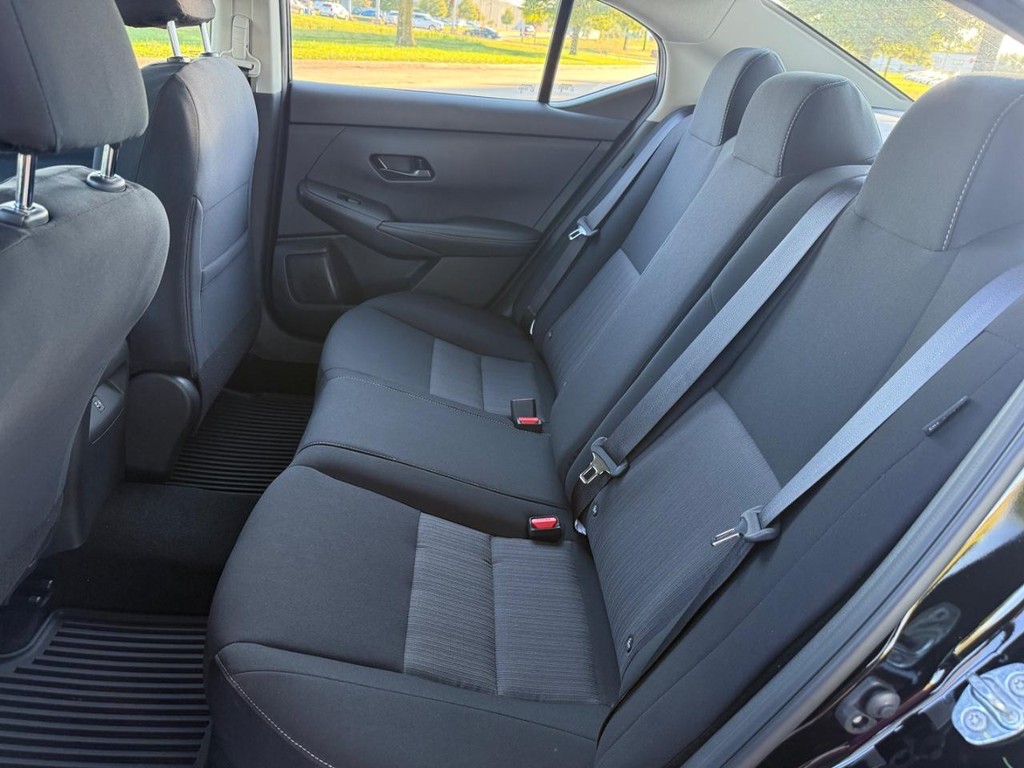 Nissan Sentra Vehicle Full-screen Gallery Image 07