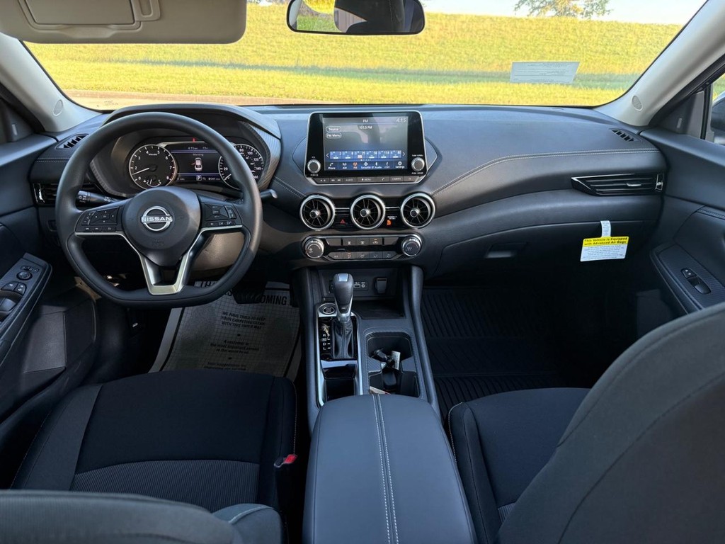 Nissan Sentra Vehicle Full-screen Gallery Image 09