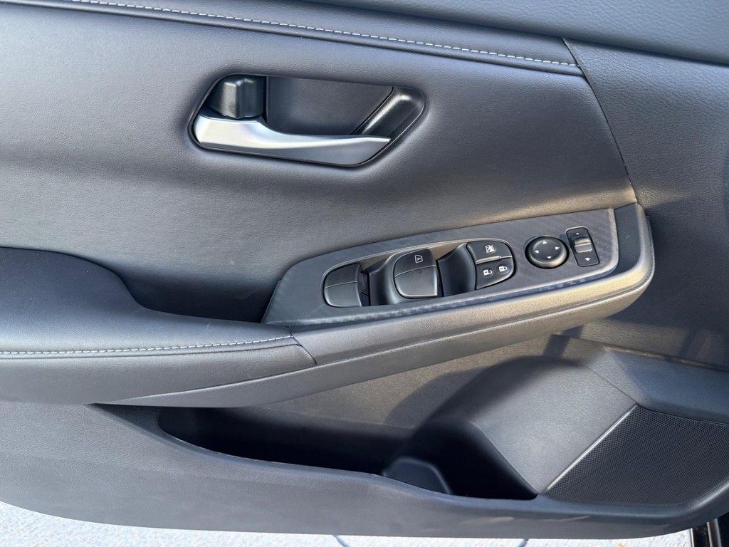 Nissan Sentra Vehicle Full-screen Gallery Image 10