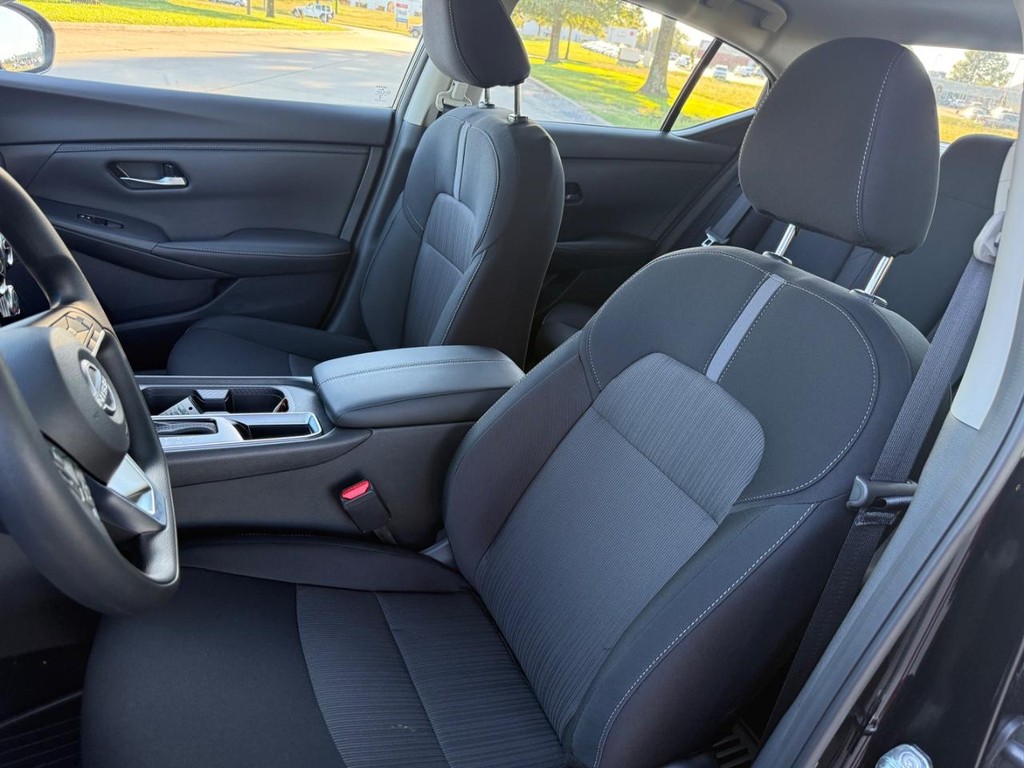 Nissan Sentra Vehicle Full-screen Gallery Image 12