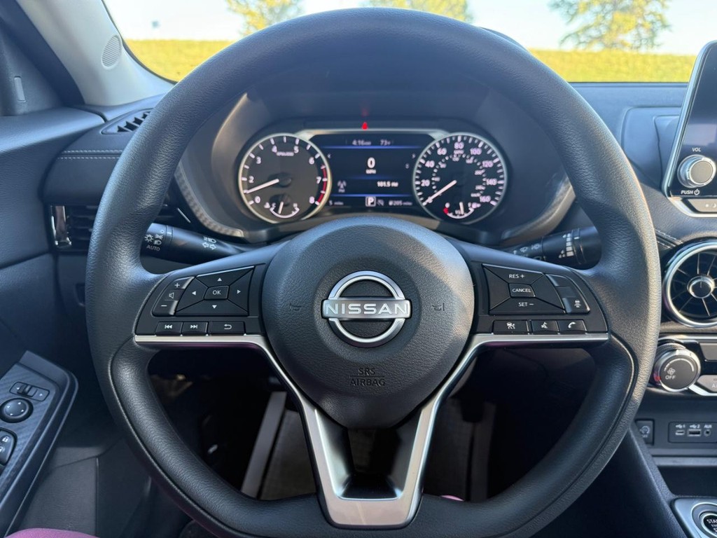 Nissan Sentra Vehicle Full-screen Gallery Image 16