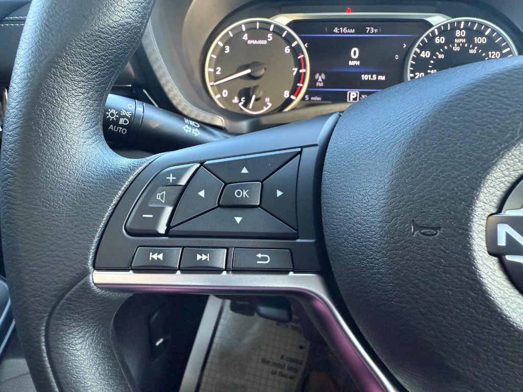 Nissan Sentra Vehicle Full-screen Gallery Image 17