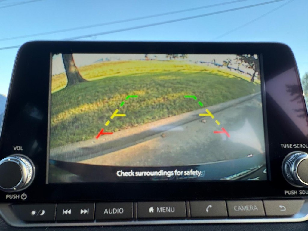 Nissan Sentra Vehicle Full-screen Gallery Image 21