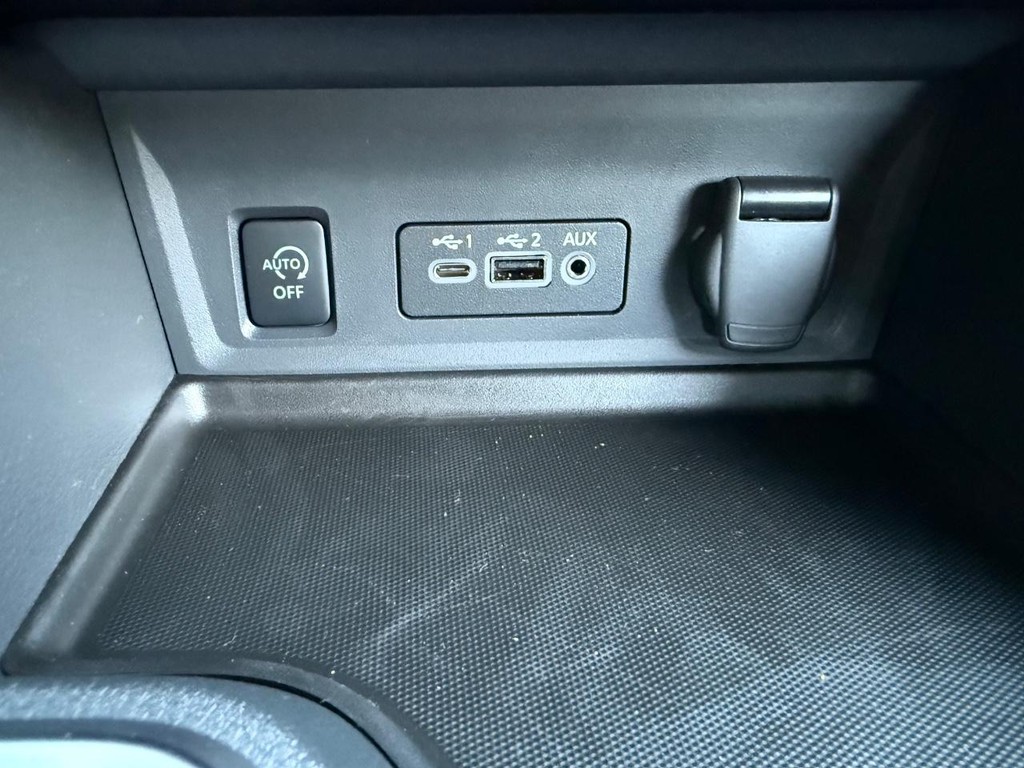 Nissan Sentra Vehicle Full-screen Gallery Image 23