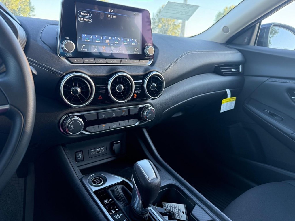 Nissan Sentra Vehicle Full-screen Gallery Image 24