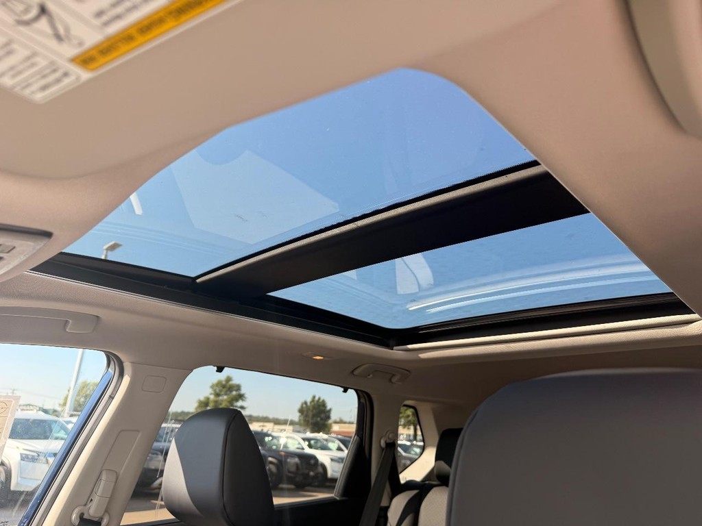 Nissan Rogue Vehicle Full-screen Gallery Image 02