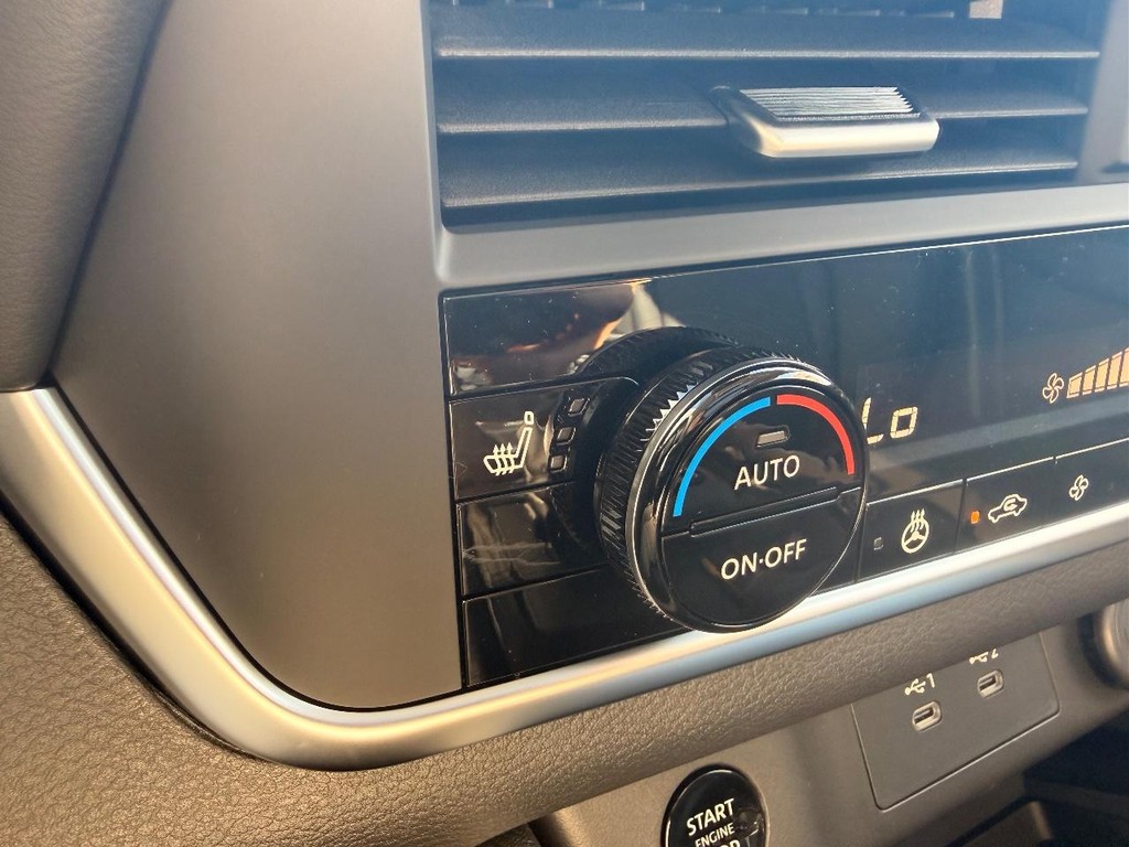 Nissan Rogue Vehicle Full-screen Gallery Image 04