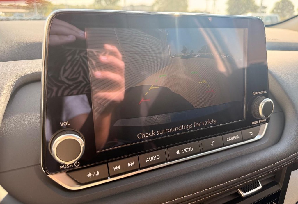 Nissan Rogue Vehicle Full-screen Gallery Image 05