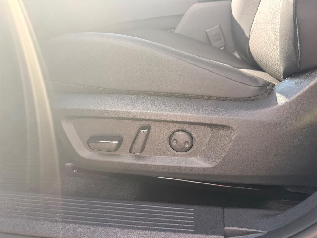 Nissan Rogue Vehicle Full-screen Gallery Image 06