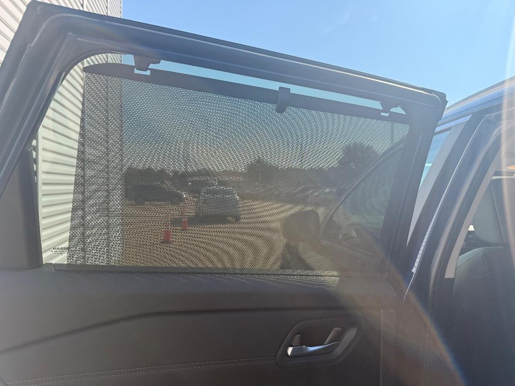 Nissan Rogue Vehicle Full-screen Gallery Image 07