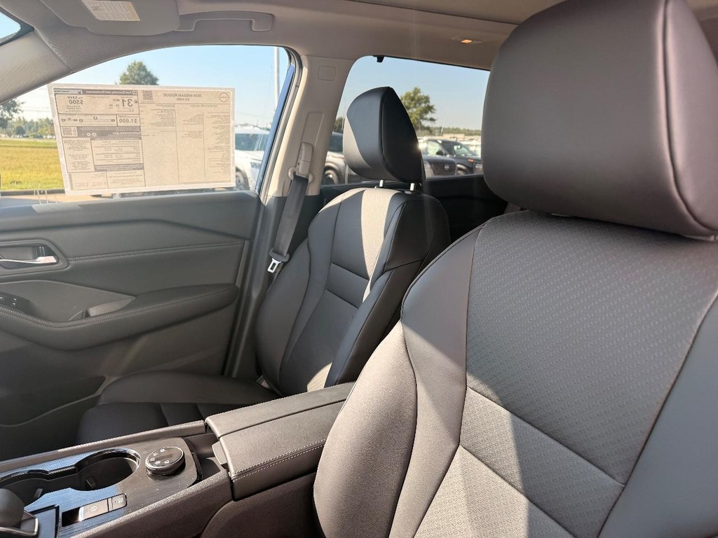 Nissan Rogue Vehicle Full-screen Gallery Image 08