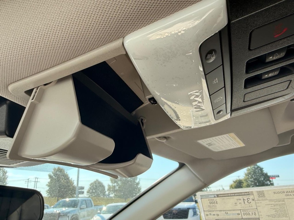 Nissan Rogue Vehicle Full-screen Gallery Image 09