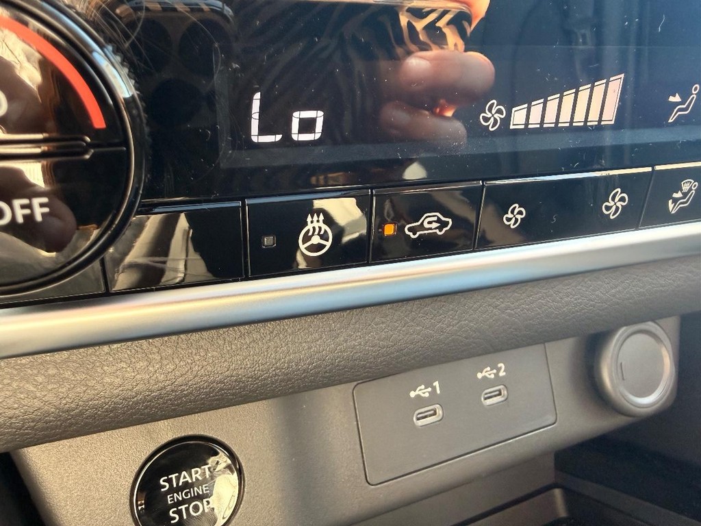 Nissan Rogue Vehicle Full-screen Gallery Image 10