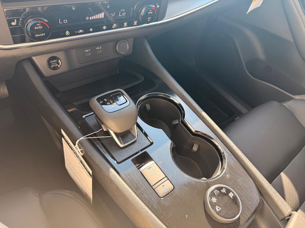 Nissan Rogue Vehicle Full-screen Gallery Image 12