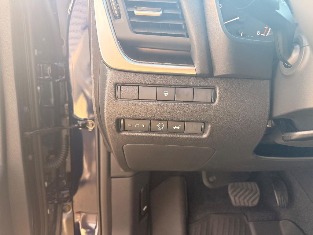 Nissan Rogue Vehicle Full-screen Gallery Image 18