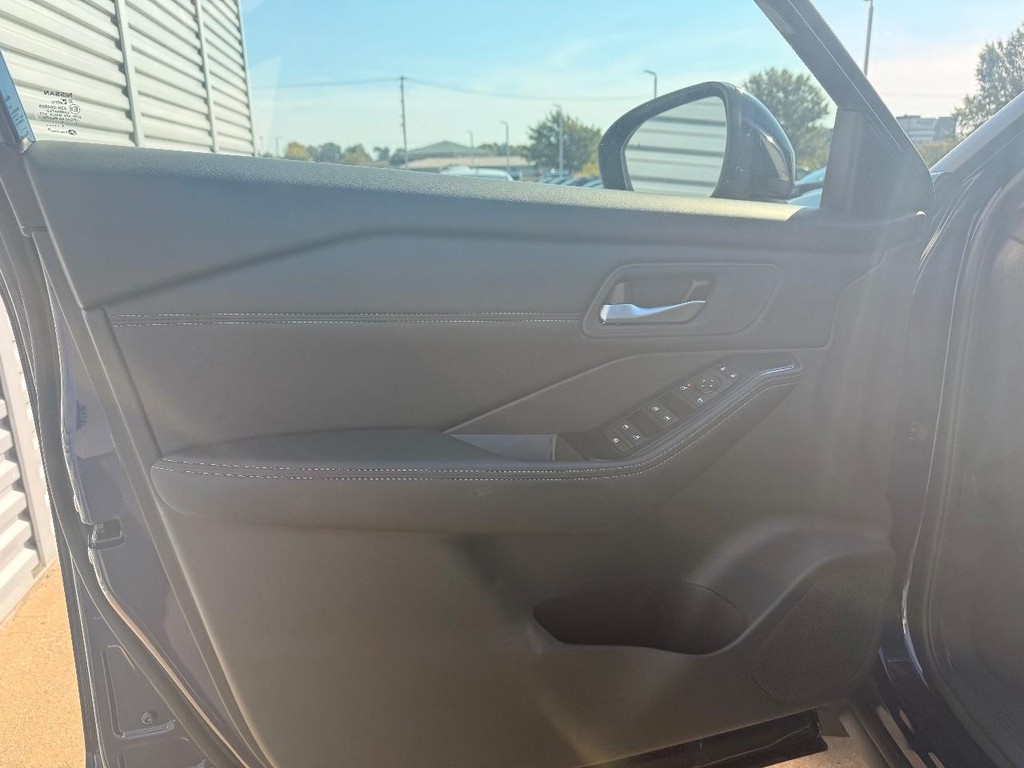 Nissan Rogue Vehicle Full-screen Gallery Image 19