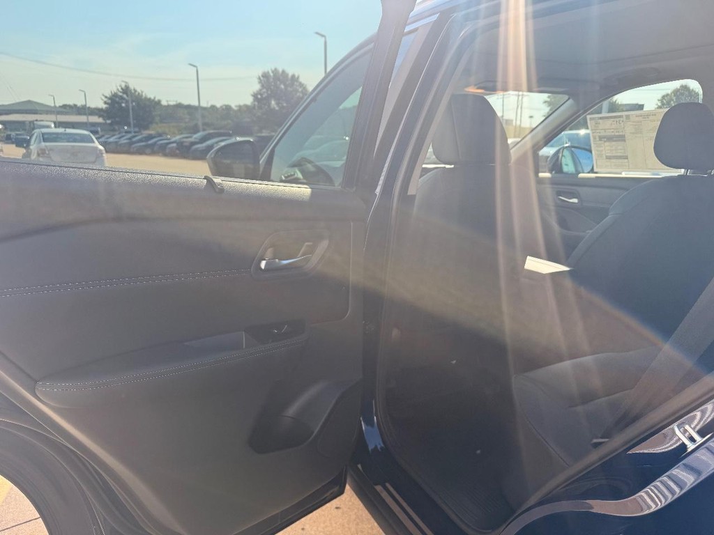 Nissan Rogue Vehicle Full-screen Gallery Image 20